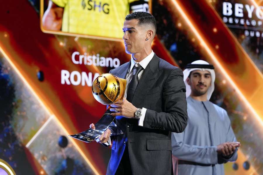 Cristiano Ronaldo, tras recibir el premio al mejor jugador de Oriente en los Globe Awards