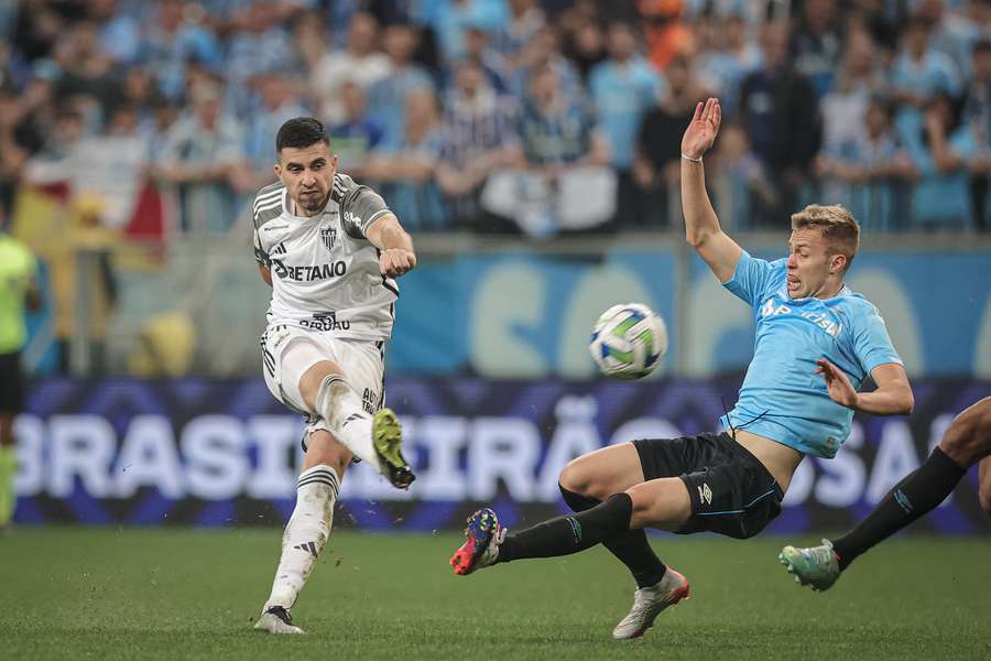 Grêmio ganha, reassume vice-liderança e amplia crise no Atlético (MG)