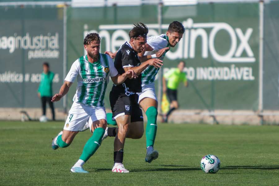 Num duelo divido, e que serviu para os técnicos dos dois conjuntos testarem soluções, os vimaranenses estiveram melhor na etapa inicial