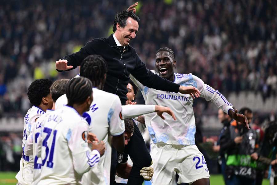Unai Emery é celebrado pelos jogadores após o título da Liga Europa Unai Emery é celebrado pelos jogadores após o título da Liga Europa