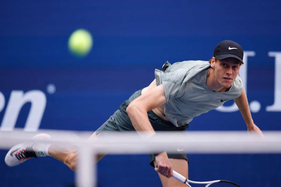 Jannik Sinner startet eindrucksvoll in den ersten Satz des Finales der US Open.