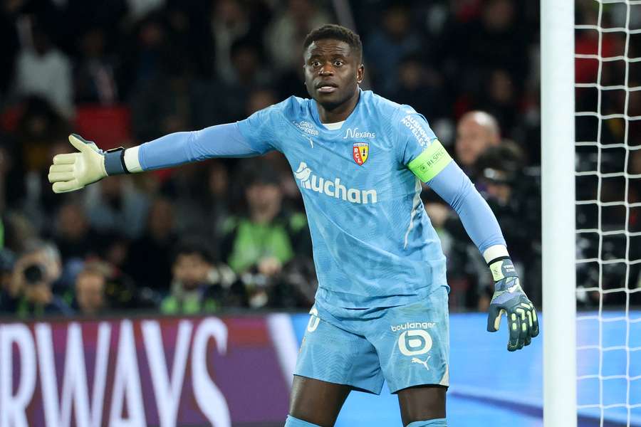 Brice Samba durante a partida contra o PSG em novembro.