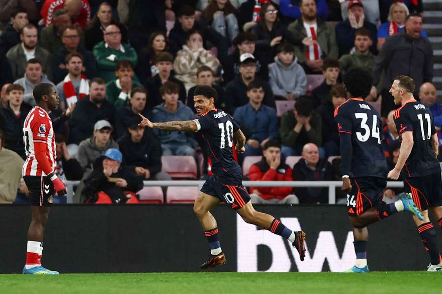Gibbs-White celebra pelo Nottingham