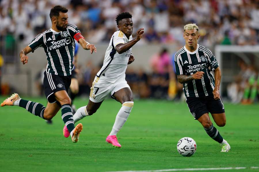 Vinicius intenta escaparse de dos rivales del Manchester United