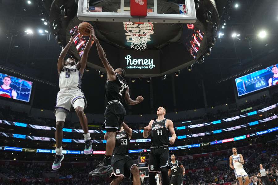 Kings edge Clippers 176-175 in 2OT