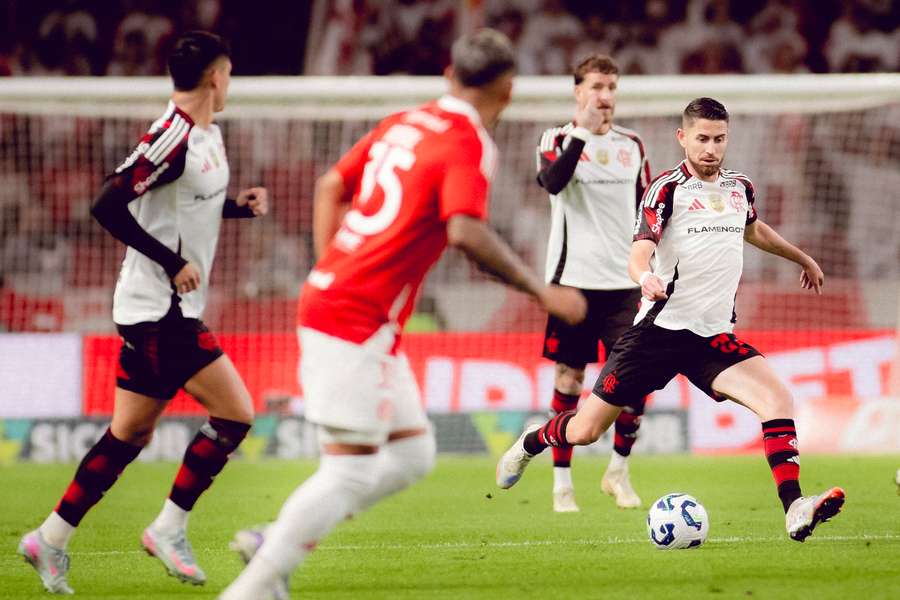 Jorginho segue desfilando seu talento nos gramados do Brasileirão Jorginho segue desfilando seu talento nos gramados do Brasileirão
