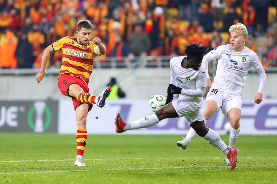 A Jagiellonia shot is blocked by the KuPS defence