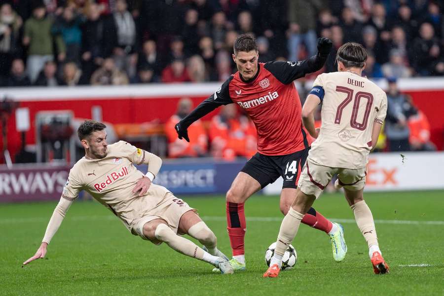 Patrik Schick se probíjí obranou Salcburku.