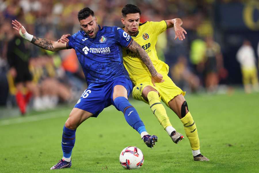 Rico y Akhomach luchan por la posesión