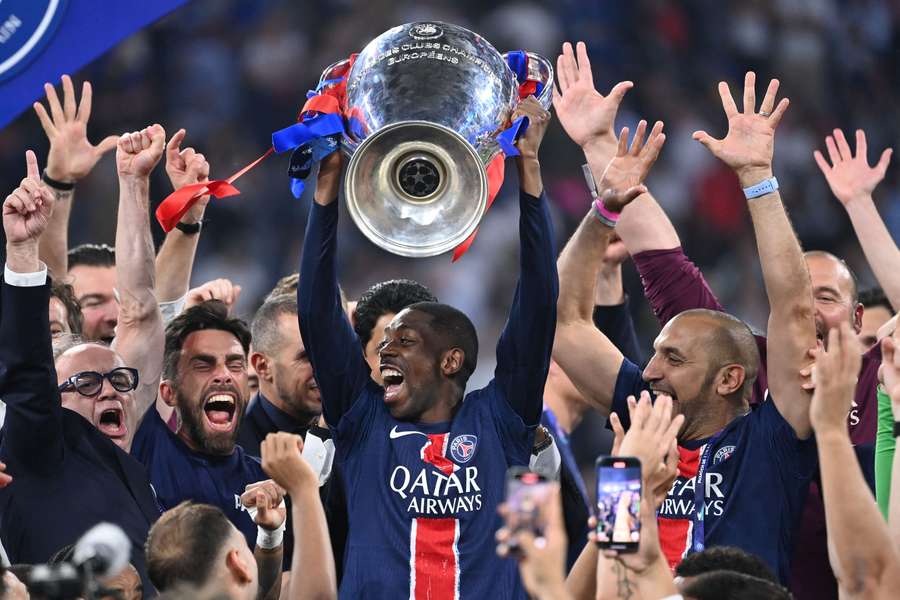 Ousmane Dembélé s pohárem pro vítěze Ligy mistrů.