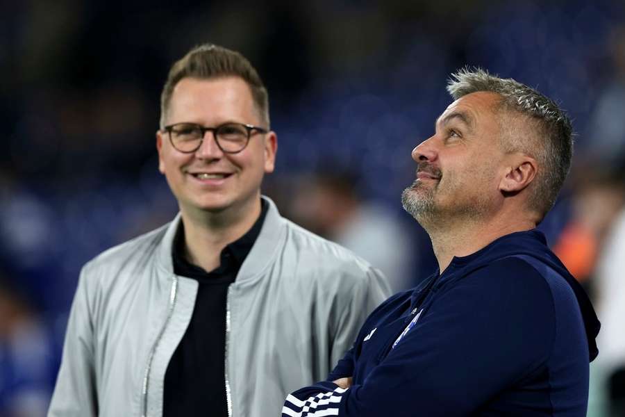 Sportdirektor Hechelmann (l.) hält trotz des schwachen Saisonstarts am angestrebten Wiederaufstieg fest.