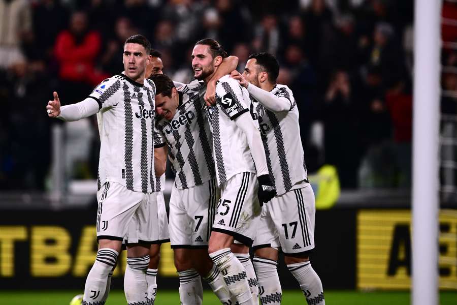 Juventusspillerne fejrer Rabiots matchvinderscoring