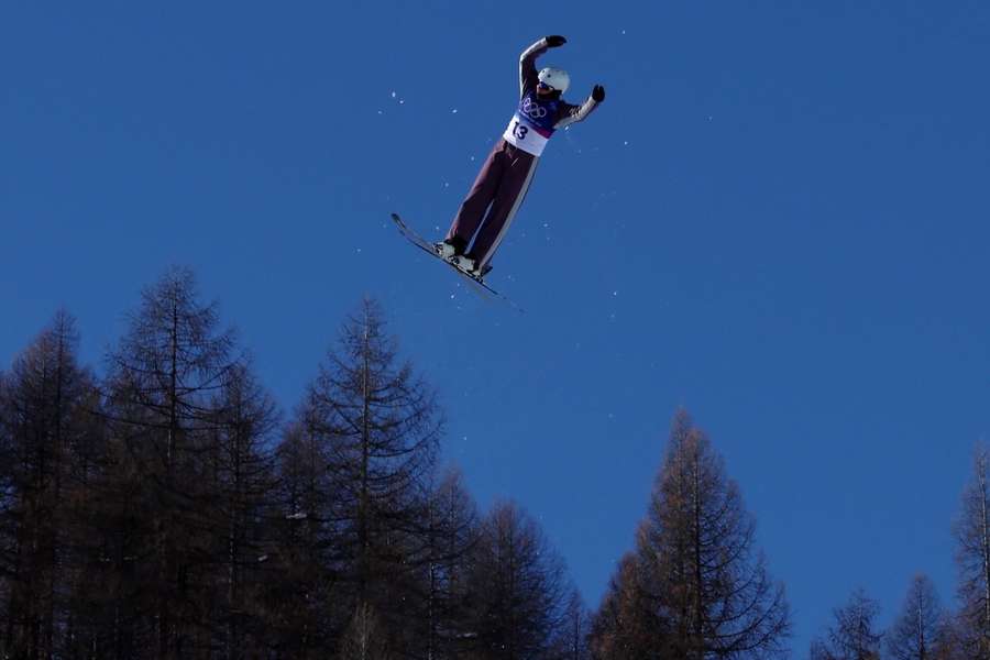 Emma Weiß beim Training zu den Aerials