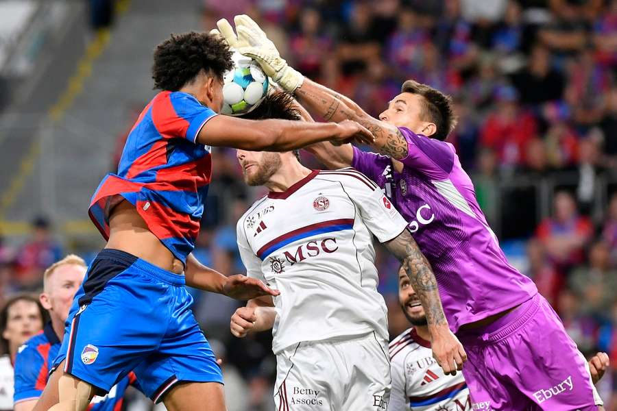 Plzeňský Christophe Kabongo v souboji s ženevskými Yoanem Severine, a Joëlem Mallem.
