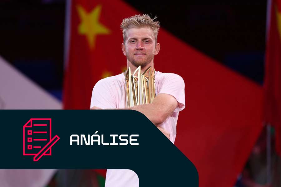 Davidovich Fokina celebra com o troféu do Masters de Xangai Davidovich Fokina celebra com o troféu do Masters de Xangai