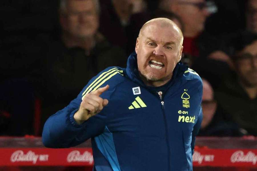 Dyche neniesol rozhodnutie arbitra ľahko. Dyche neniesol rozhodnutie arbitra ľahko.