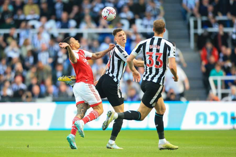 Newcastle United's Dutch defender Sven Botman (C) fights for the ball with Arsenal's Brazilian striker Gabriel Jesus