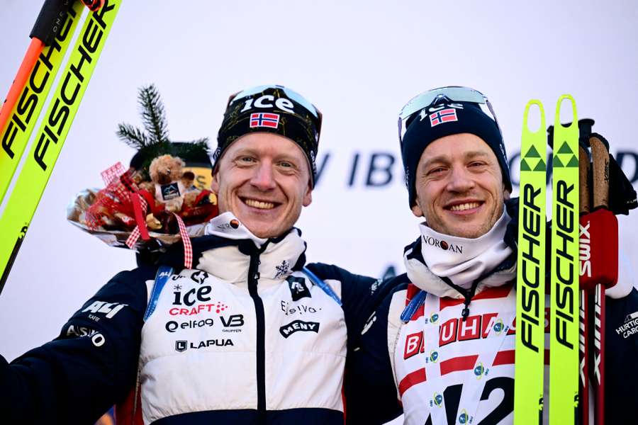 Tarjei Boe (à droite) après sa victoire aux côtés de son frère ce vendredi. Tarjei Boe (à droite) après sa victoire aux côtés de son frère ce vendredi.