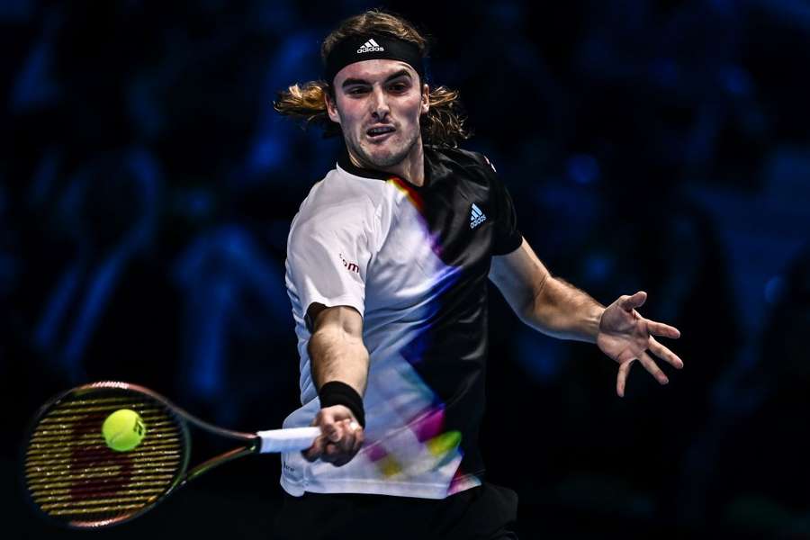 ATP Finals, follia Medvedev: va sotto, rimonta, poi regala il match a Tsitsipas