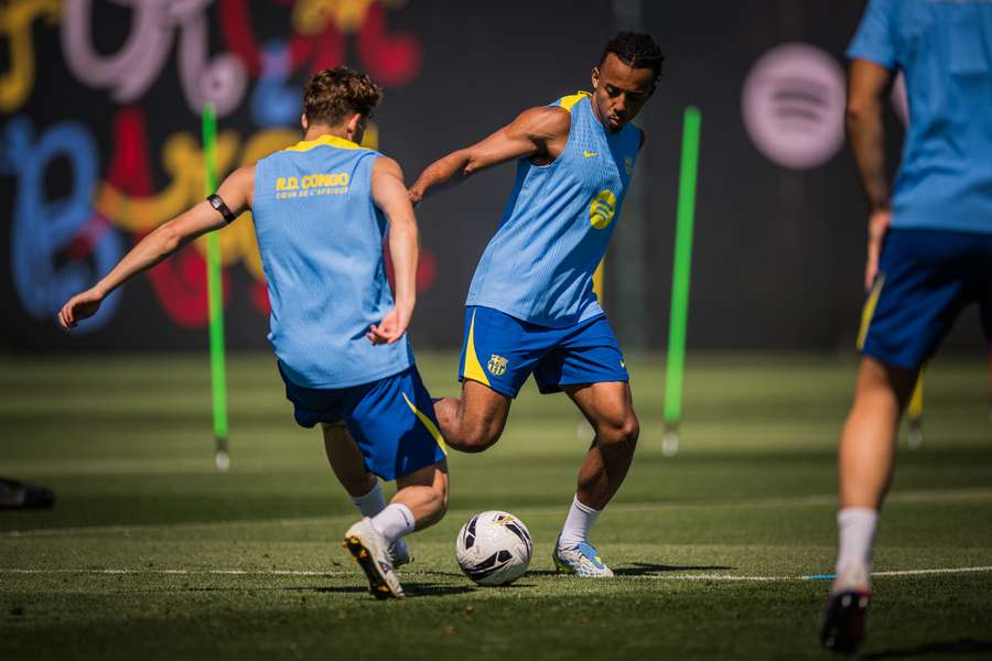 Koundé, disputando un balón en el entrenamiento con Fermín