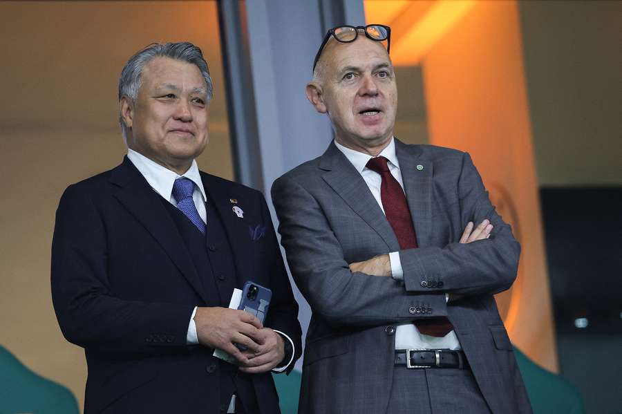 DFB-Präsident Bernd Neuendorf (r.) und sein japanischer Kollege Tashima Kohzo beim Länderspiel zwischen Deutschland und Japan im September 2023 (1:4).