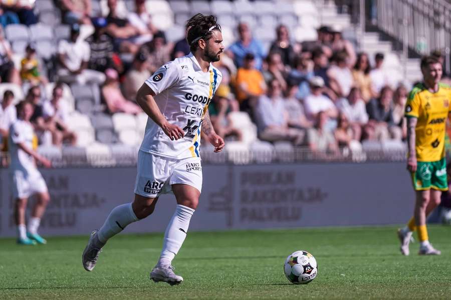 Sergey Eremenko in action for Gnistan in their win Sergey Eremenko in action for Gnistan in their win