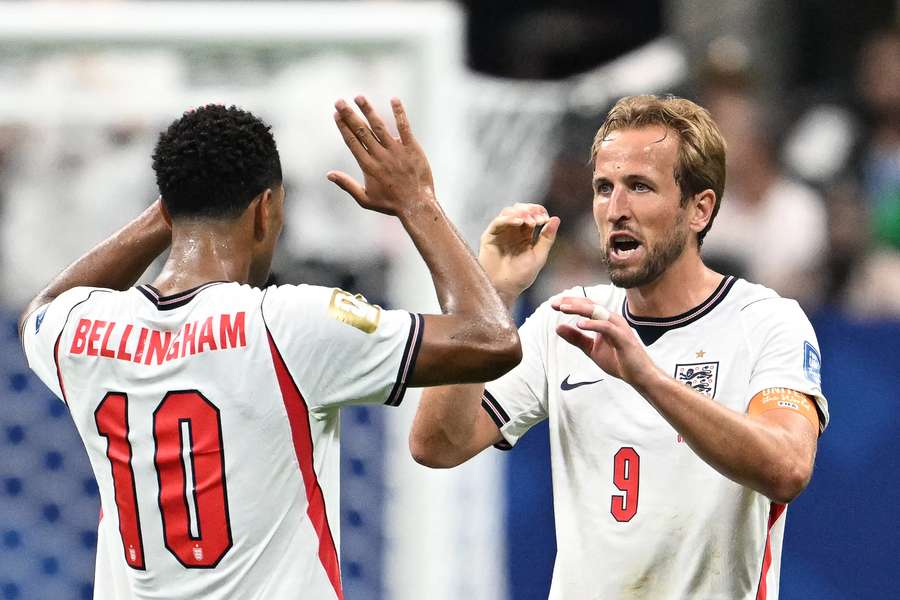 Jude Bellingham et Harry Kane célèbrent la victoire de l'Angleterre contre la RD Congo en seizième de finale, le 1er juillet 2026 à Atlanta
