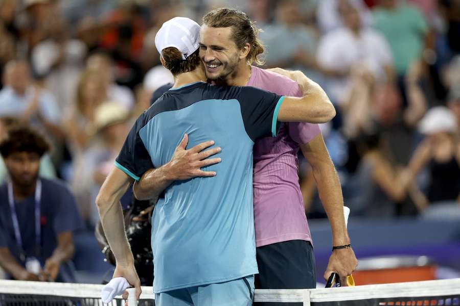 Zverev (r.) musste Sinner zum Einzug ins Finale gratulieren