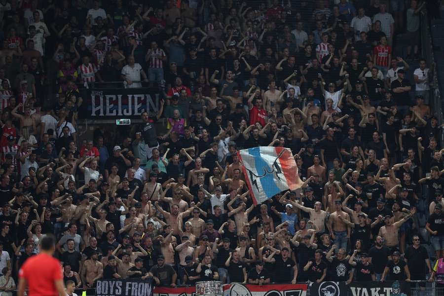 De meegereisde PSV-fans hielden zich nog braaf tijdens de wedstrijd