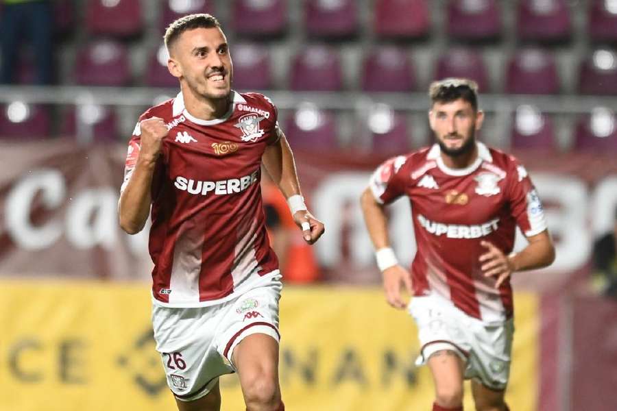 Răzvan Oaidă (stânga) sărbătorește un gol marcat pentru Rapid