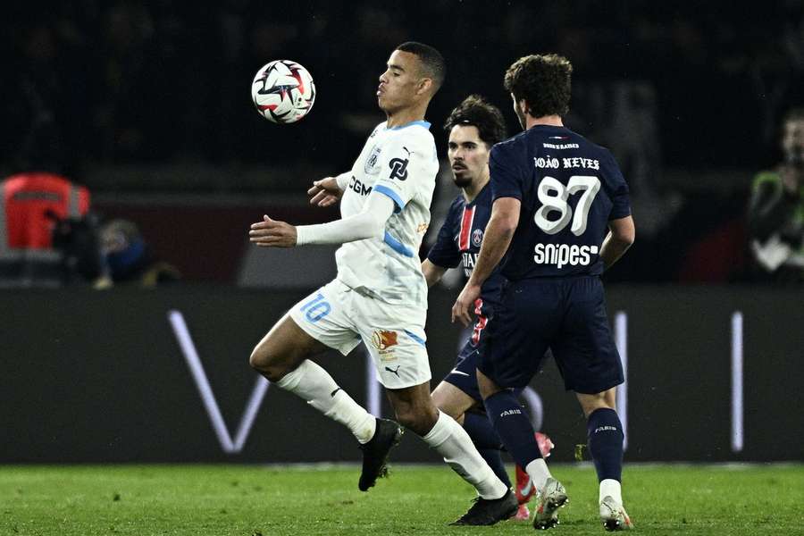Mason Greenwood tenta fugir da marcação de Vitinha e João Neves