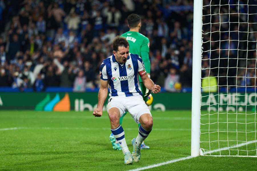 Oyarzabal celebra con mucha rabia su gol 100 con la Real Sociedad