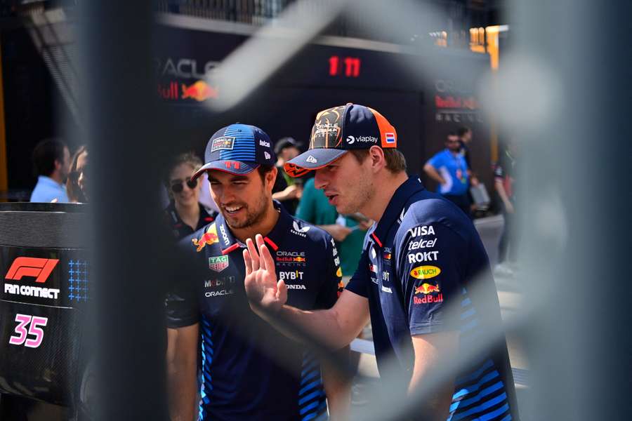 Sergio Perez en Max Verstappen samen in de paddock van het Circuit de Catalunya