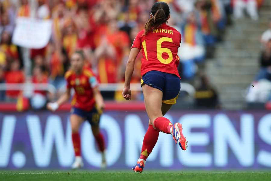 Aitana Bonmatí celebra su gol en La Coruña ante Bélgica