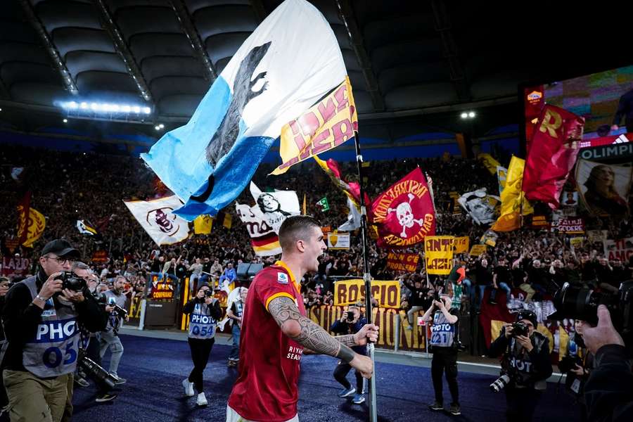 Mancini festejou vitória no dérbi com uma bandeira provocatória