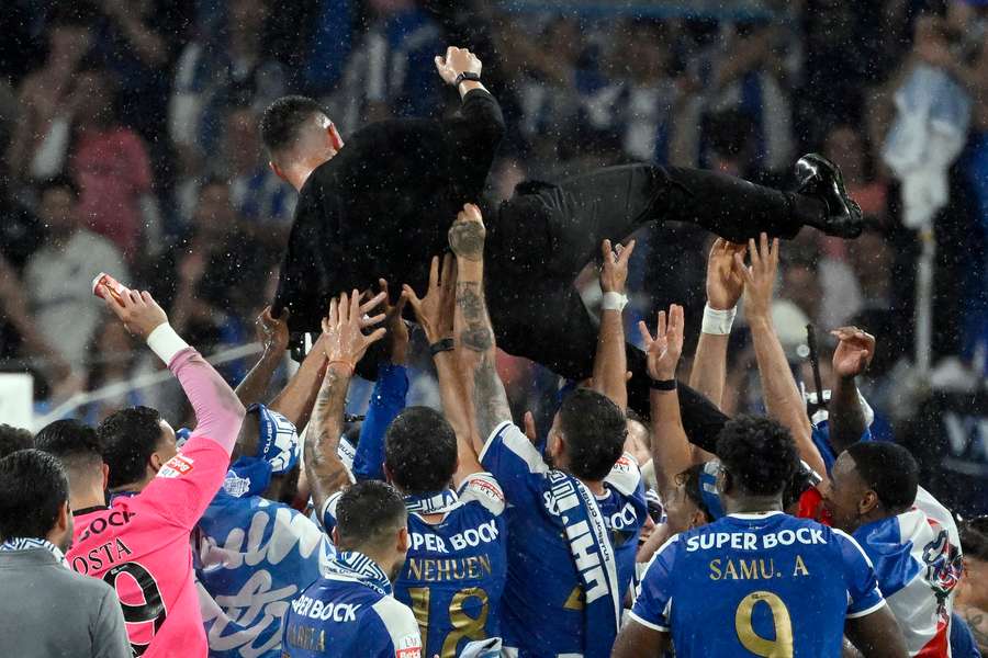 Farioli elevado aos céus pelos jogadores