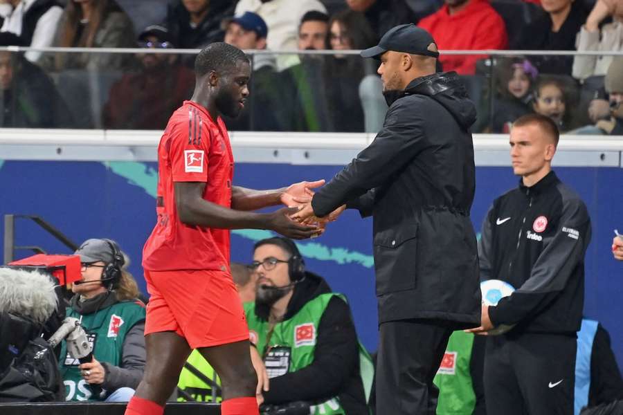 Dayot Upamecano musste beim Unentschieden der Bayern in Frankfurt ausgewechselt werden.