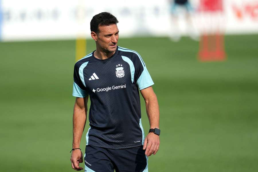 Lionel Scaloni takes training with Argentina Lionel Scaloni takes training with Argentina