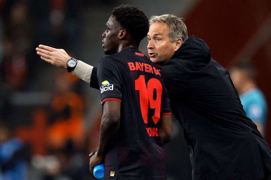 Kasper Hjulmand gibt Anweisungen an Ernest Poku