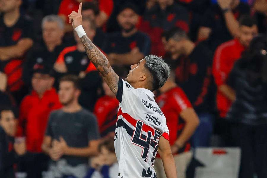 Ferreirinha celebra gol que abriu o placar na Ligga Arena