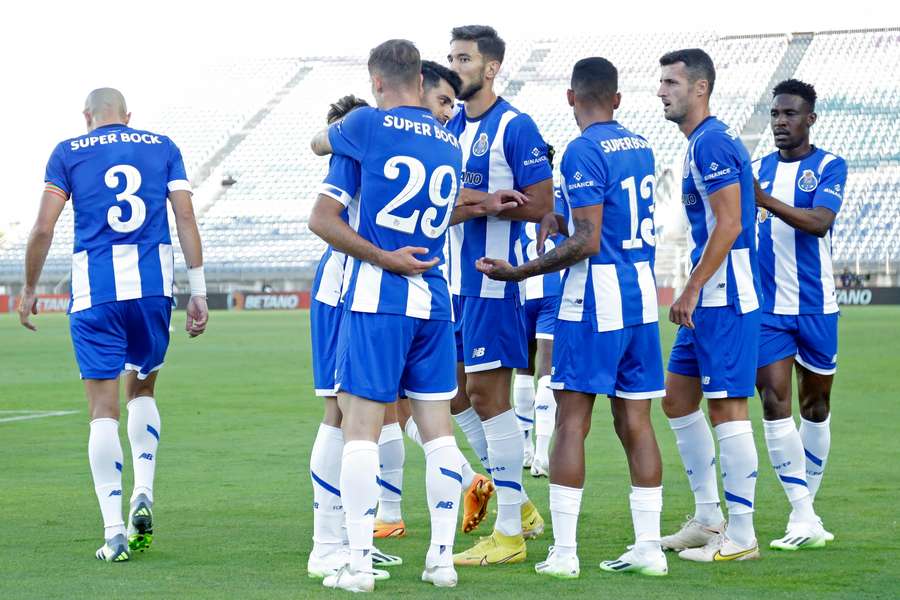 Toni Martínez é felicitado pelos colegas após o golo