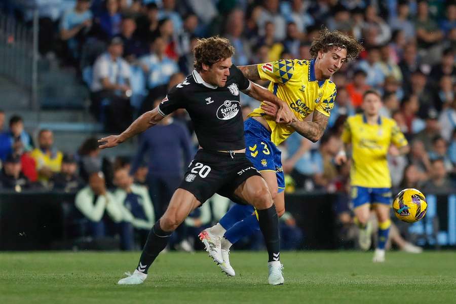 Marcos Alonso y Fábio Silva luchan por un balón 