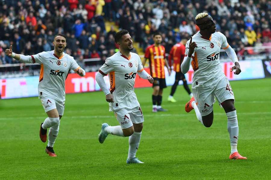 Osimhen (R) celebrates with Mertens (C) and Yunus