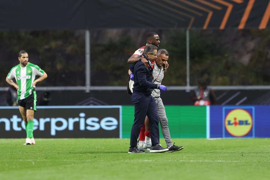 Niakaté saiu lesionado diante do Betis