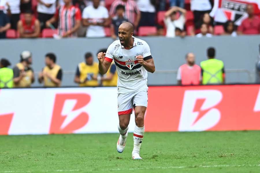 Lucas Moura abriu o marcador no clássico paulista