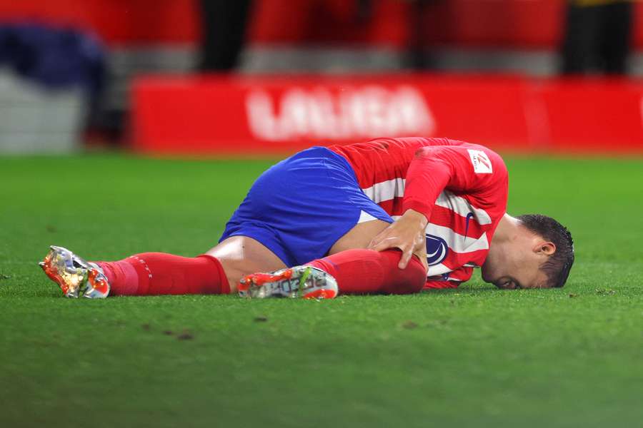 Morata, tumbado en el césped del Pizjuán, muy dolorido