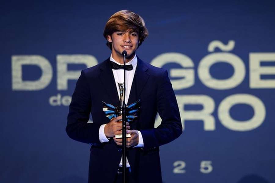 Rodrigo Mora eleito o futebolista do ano nos Dragões de Ouro