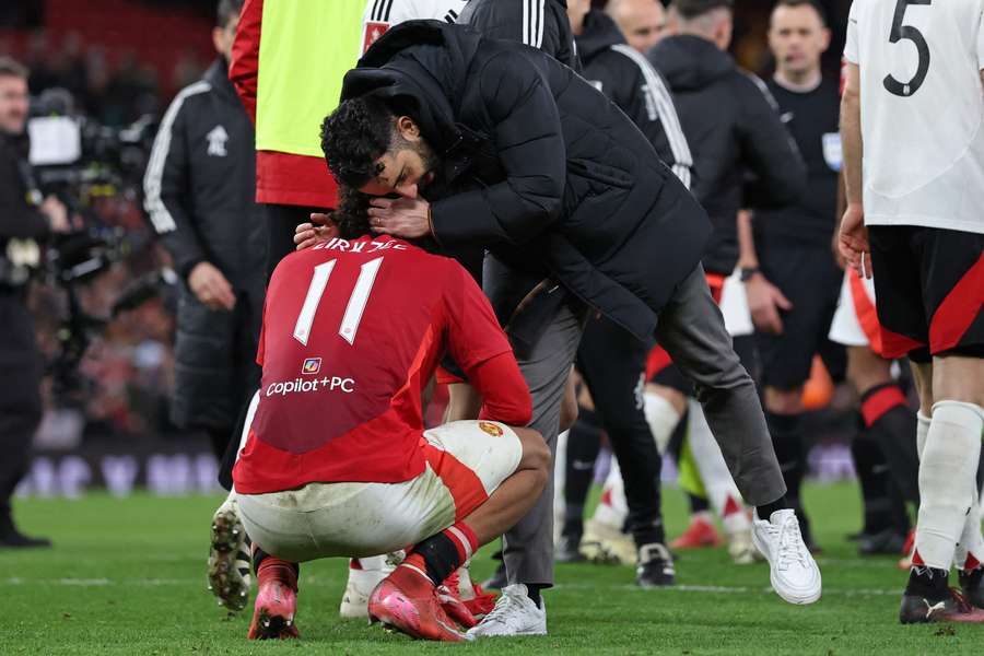 Joshua Zirkzee este consolat de antrenorul portughez al lui Manchester United, Ruben Amorim