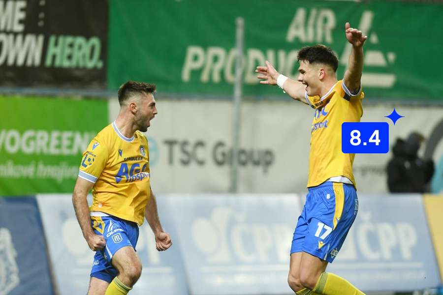 Denis Halinský (vpravo) pomohl k důležitému vítězství Teplic nad Slováckem.