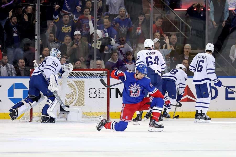 Chytil opět skóroval a Rangers vyhráli. Dostál vychytal výhru Anaheimu, Pastrňák nahrával